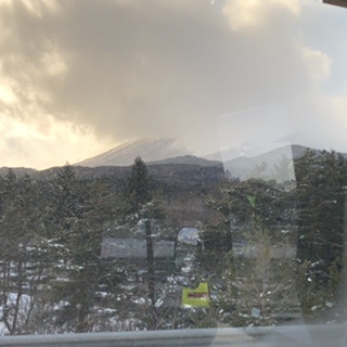 車窓から岩手山が現れました。美しい山です！