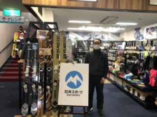 マウント石井か田沢湖スキー場内に。ウィスラ—で一緒にスキーした菅原さんと再会。