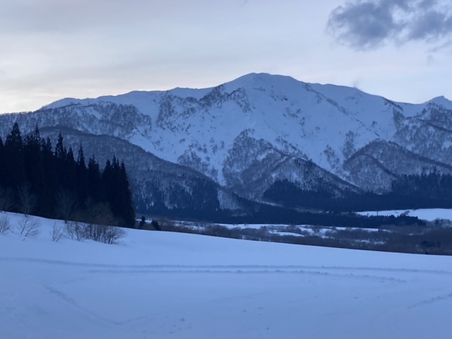 静寂なスキー場から禿岳を眺める
