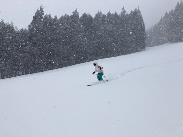 朝の非圧雪を滑走